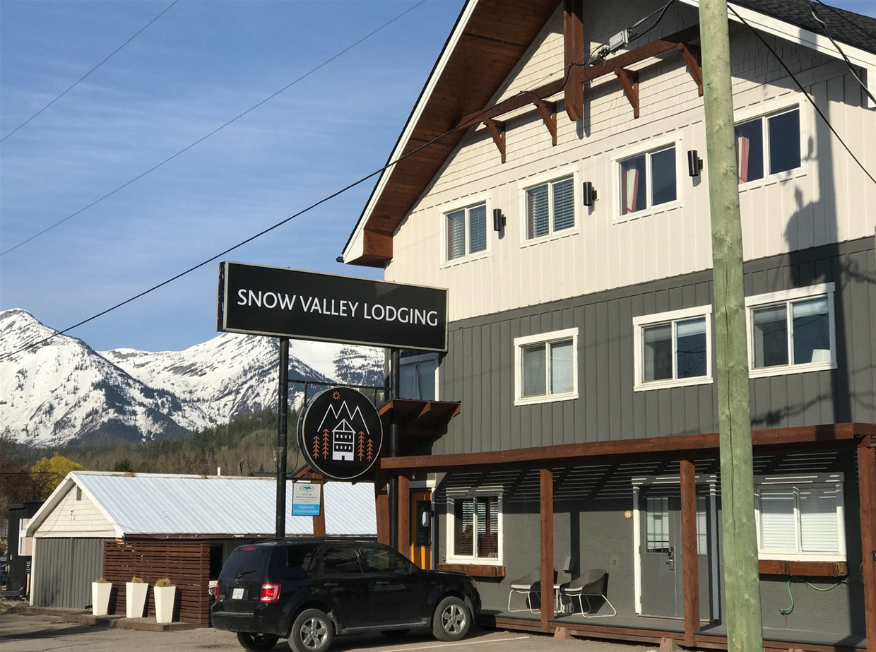 Snow Valley Lodging - spring season exterior